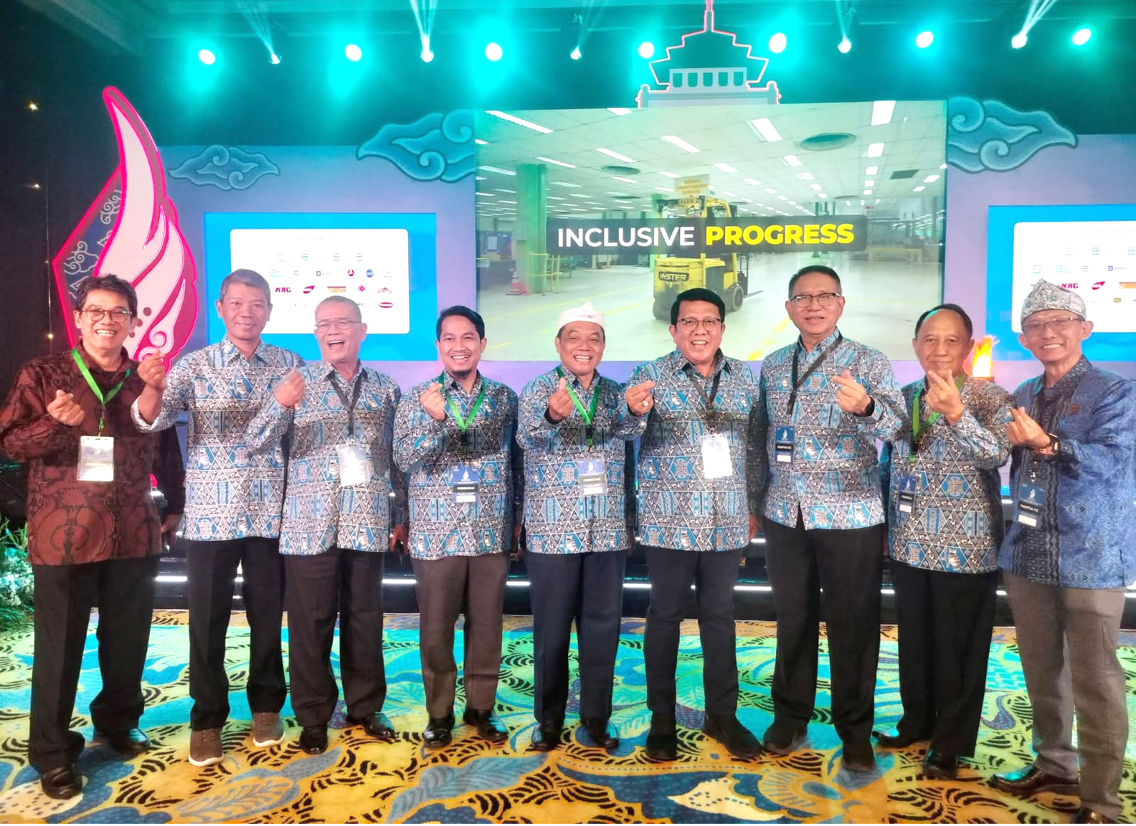 Foto bersama dengan Menteri Ketenagakerjaan, Menteri Koordinator Bidang Infrastruktur, Menteri UMKM, Menteri Ekraf, Bapak Sofyan Wanandi dan Para Ketua DPK/DPKO APINDO. [ Hari ke-2 Rakerkonas XXXIV DPN APINDO 2025 ]